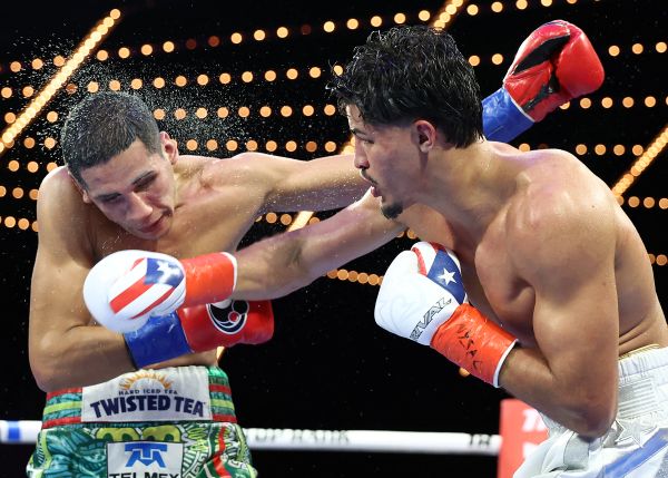 Xander Zayas lands punch against Jorge Garcia Perez (Photo Courtesy: Mikey Williams/Top Rank)